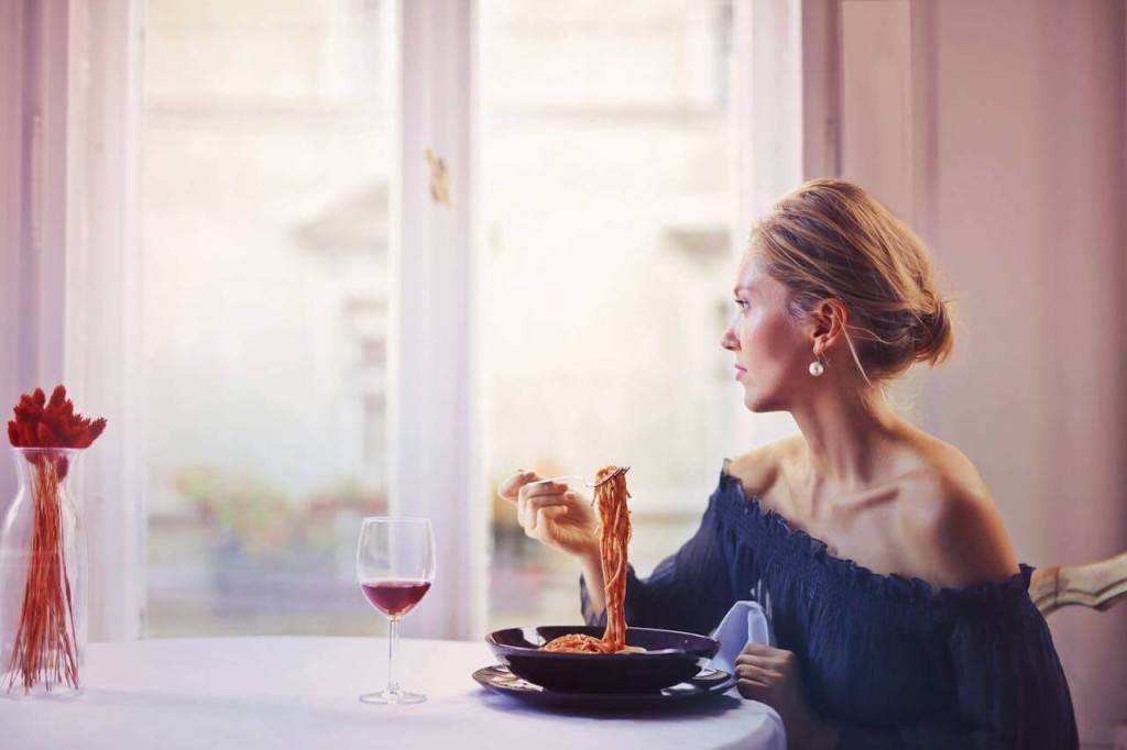 girl-eating-in-cafe