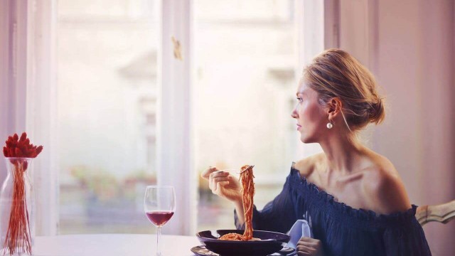 girl-eating-in-cafe